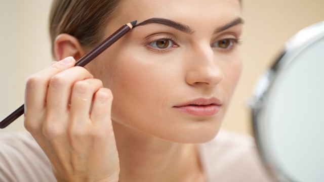 Pensil Alis: Rahasia Riasan Mata untuk Tampilan Wajah Lebih Tegas dan Natural